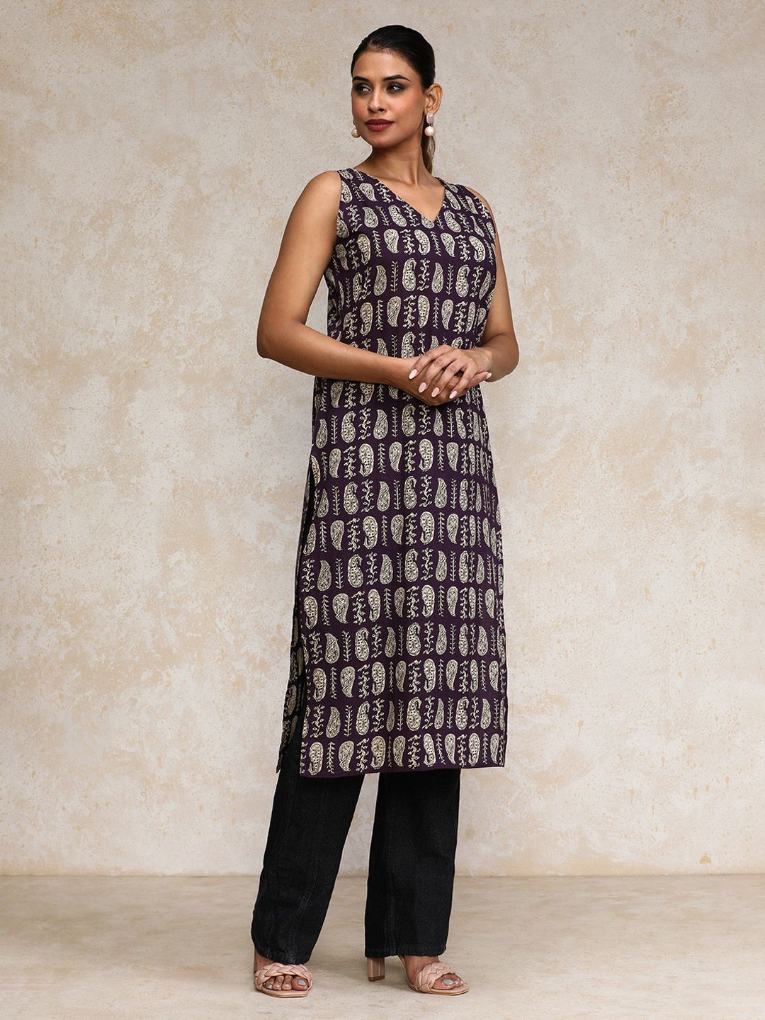 Varanga Paisley Printed Cotton V-Neck Straight Kurta