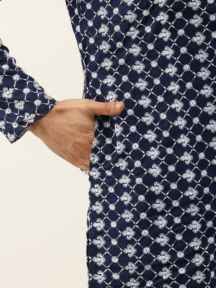 SOJANYA Men Navy Chikankari Sulam Kurta dengan Jaket Churidar & Nehru