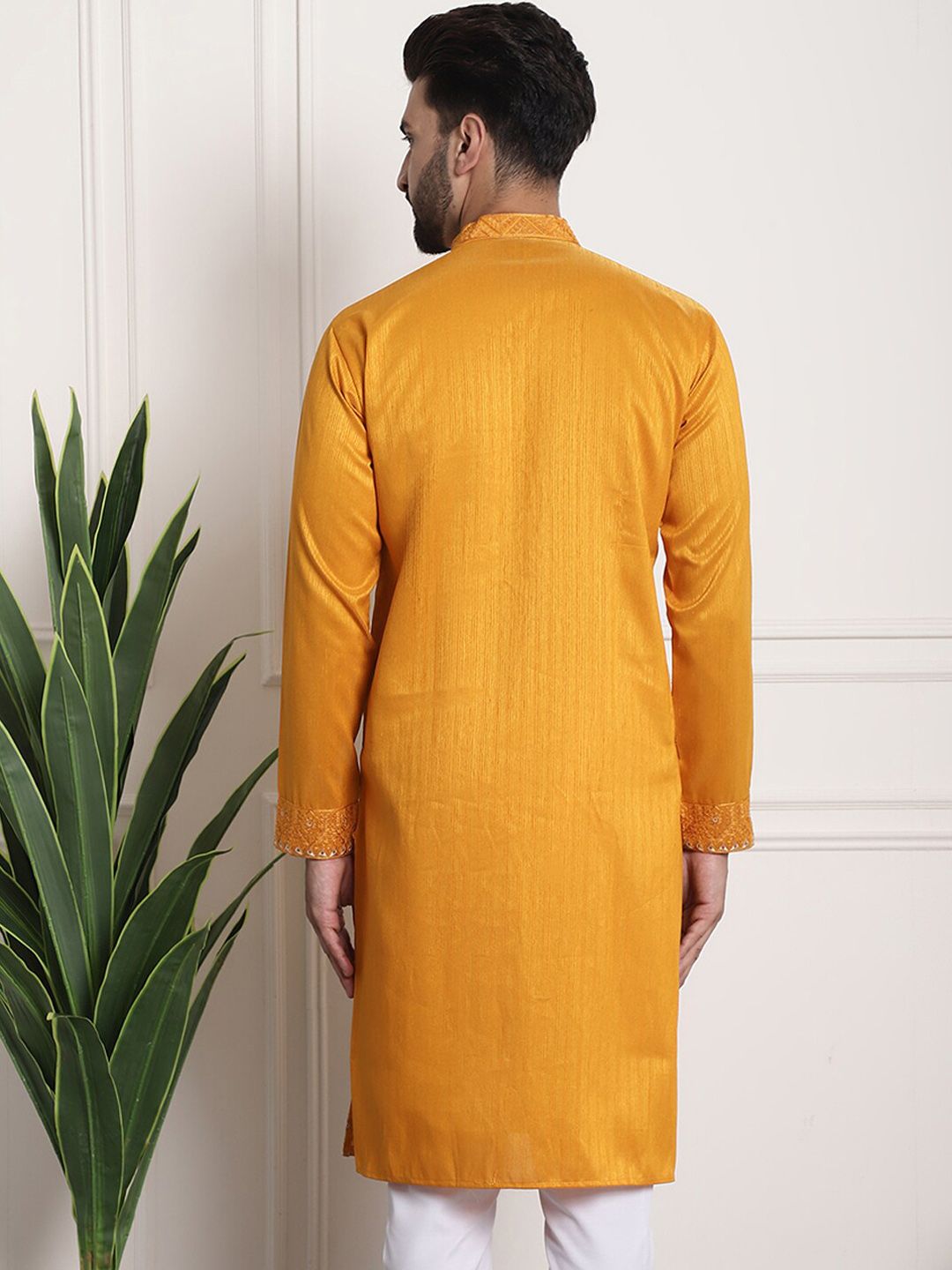 SOJANYA Motif Etnik Yoke Design Thread Work Kurta