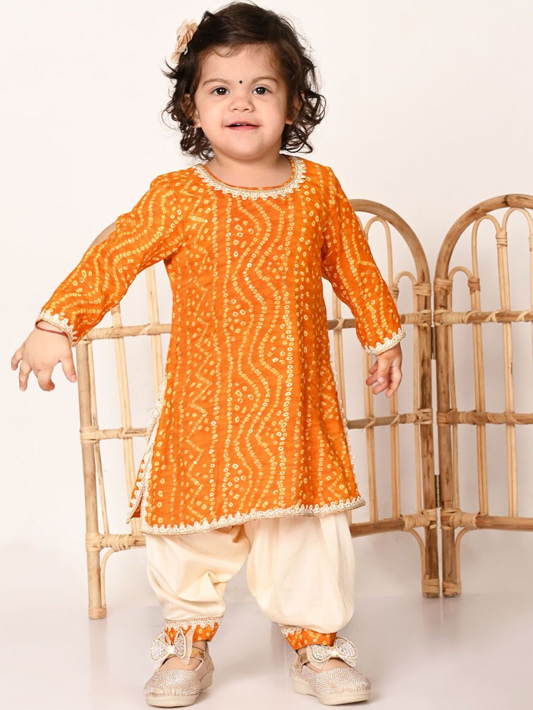 VASTRAMAY Girls Bandhani Printed Round Neck Regular Gotta Patti Kurta With Salwar