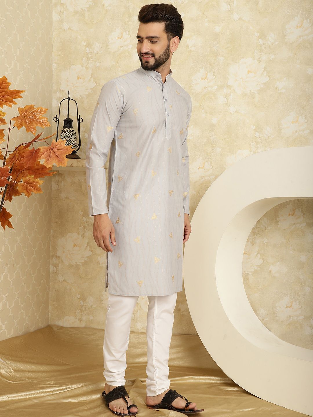 SOJANYA Geometric Woven Design Kurta Lurus Zari dengan Churidar