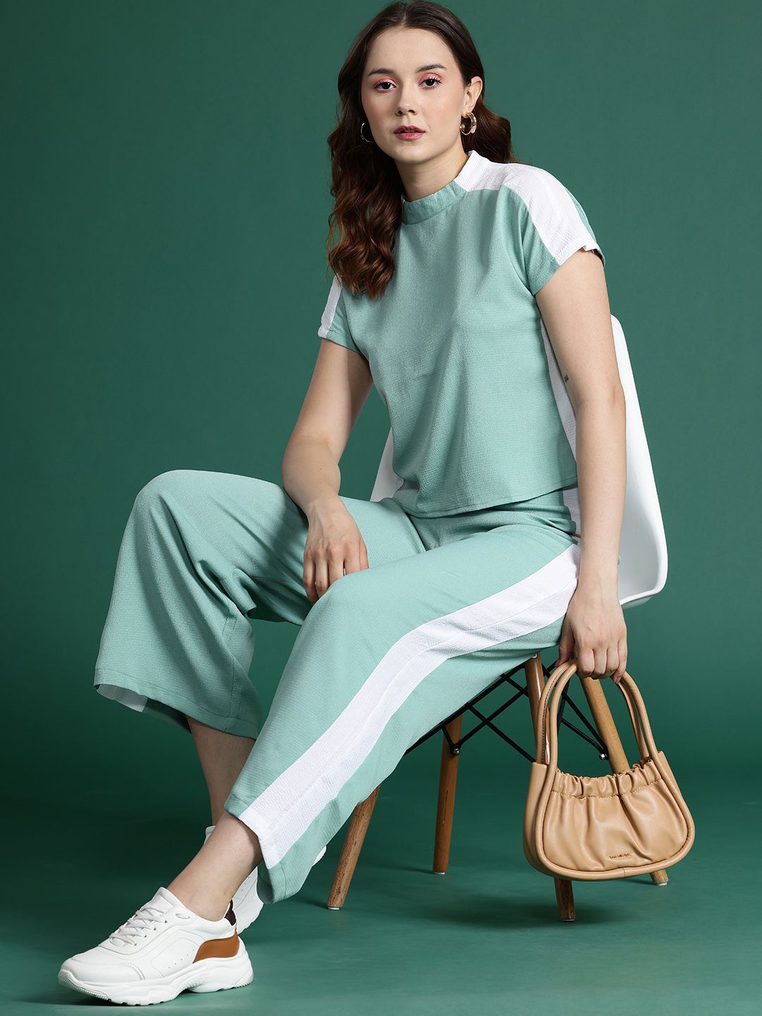 Dressberry Side-Stripe Detail Textured Trousers wit T-shirt Co-ords