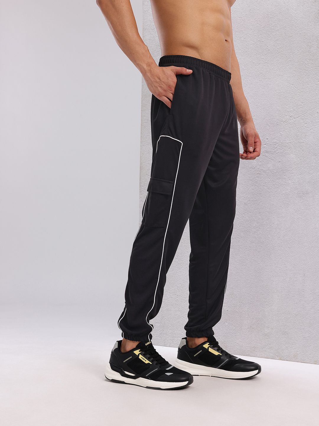 HRX by Hrithik Roshan Men Cargo Style Rapid-Dry Training Joggers with Contrast Piping
