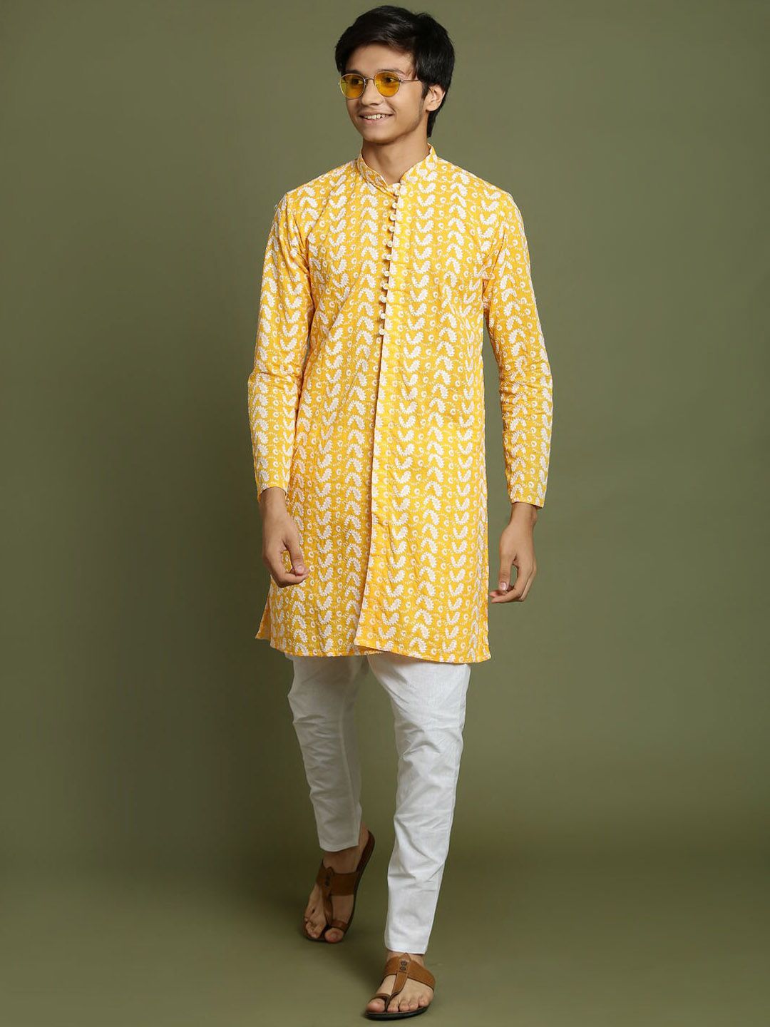 VASTRAMAY Boys Embroidered Regular Chikankari Pure Cotton Kurta With Pyjamas