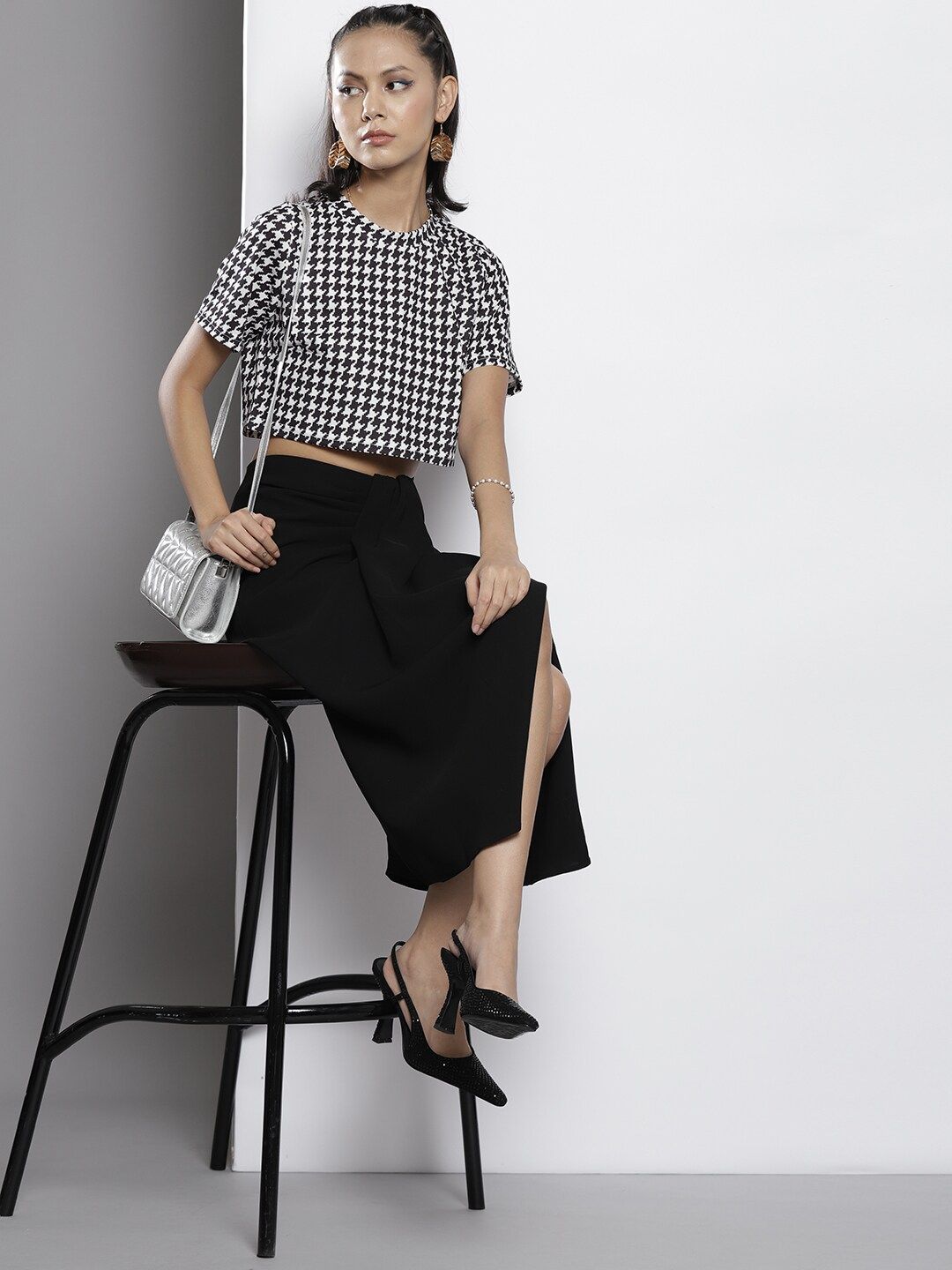 SASSAFRAS Black & White Geometric Print Crop Top