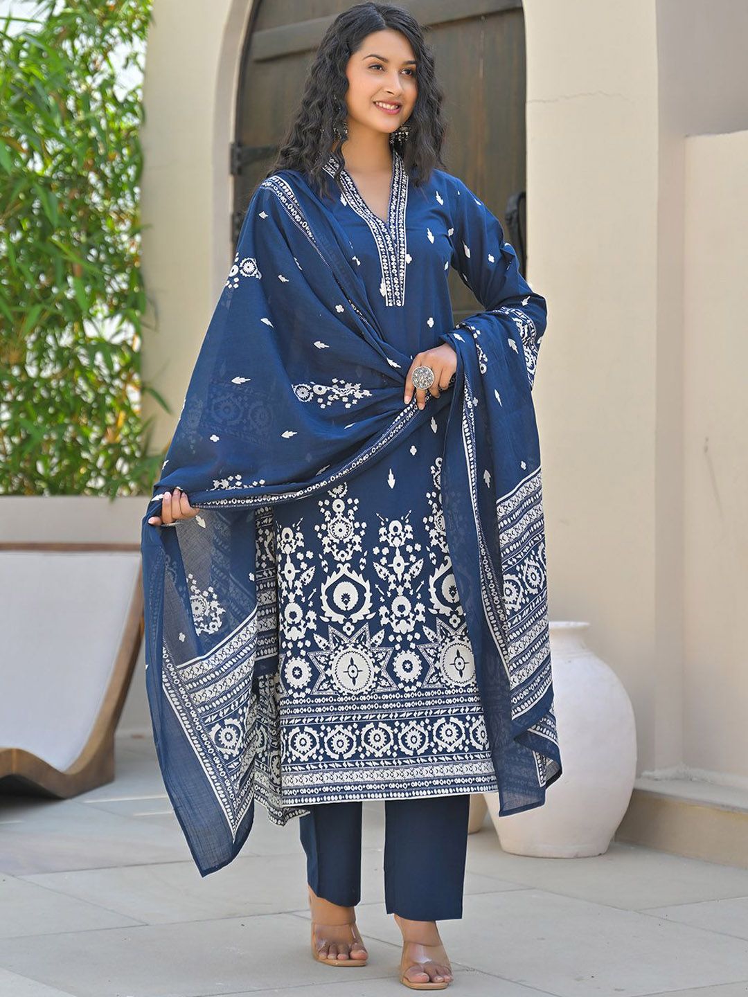 Varanga Women Floral Printed Regular Kurta with Trousers & With Dupatta