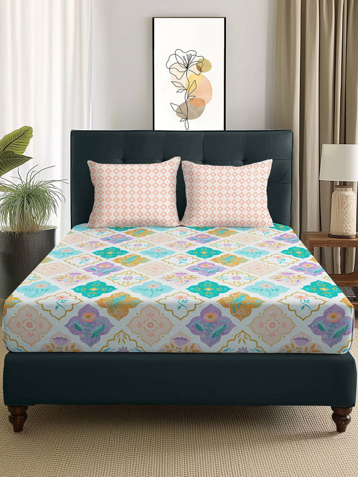 Story@home White & Peach-Coloured 180 TC Queen Bedsheet With 2 Pillow Covers