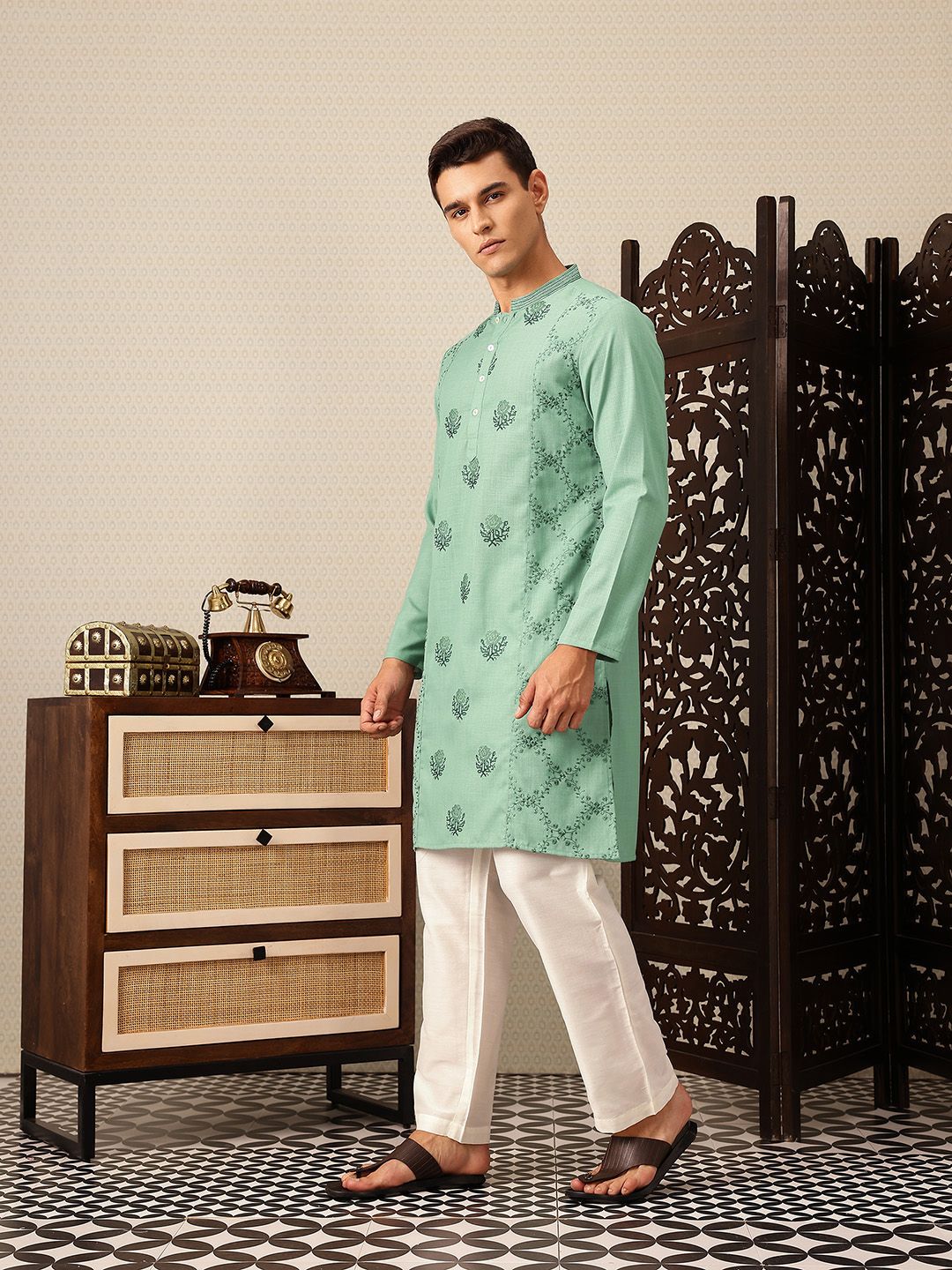 House of Pataudi Floral Thread Work Mandarin Collar Jashn Kurta with Trousers