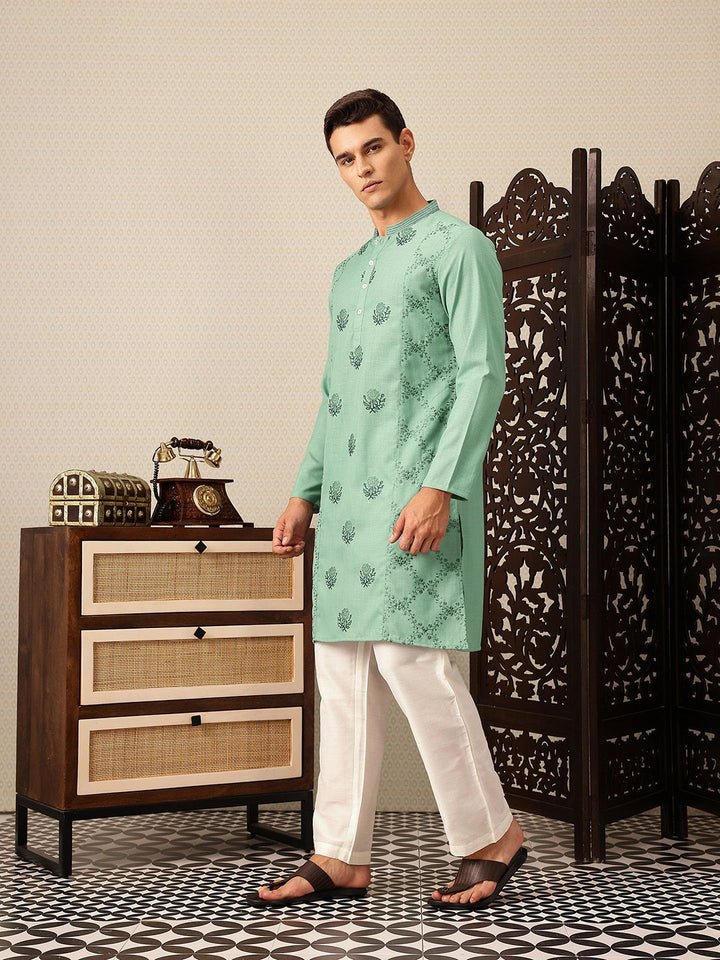 House of Pataudi Floral Thread Work Mandarin Collar Jashn Kurta with Trousers