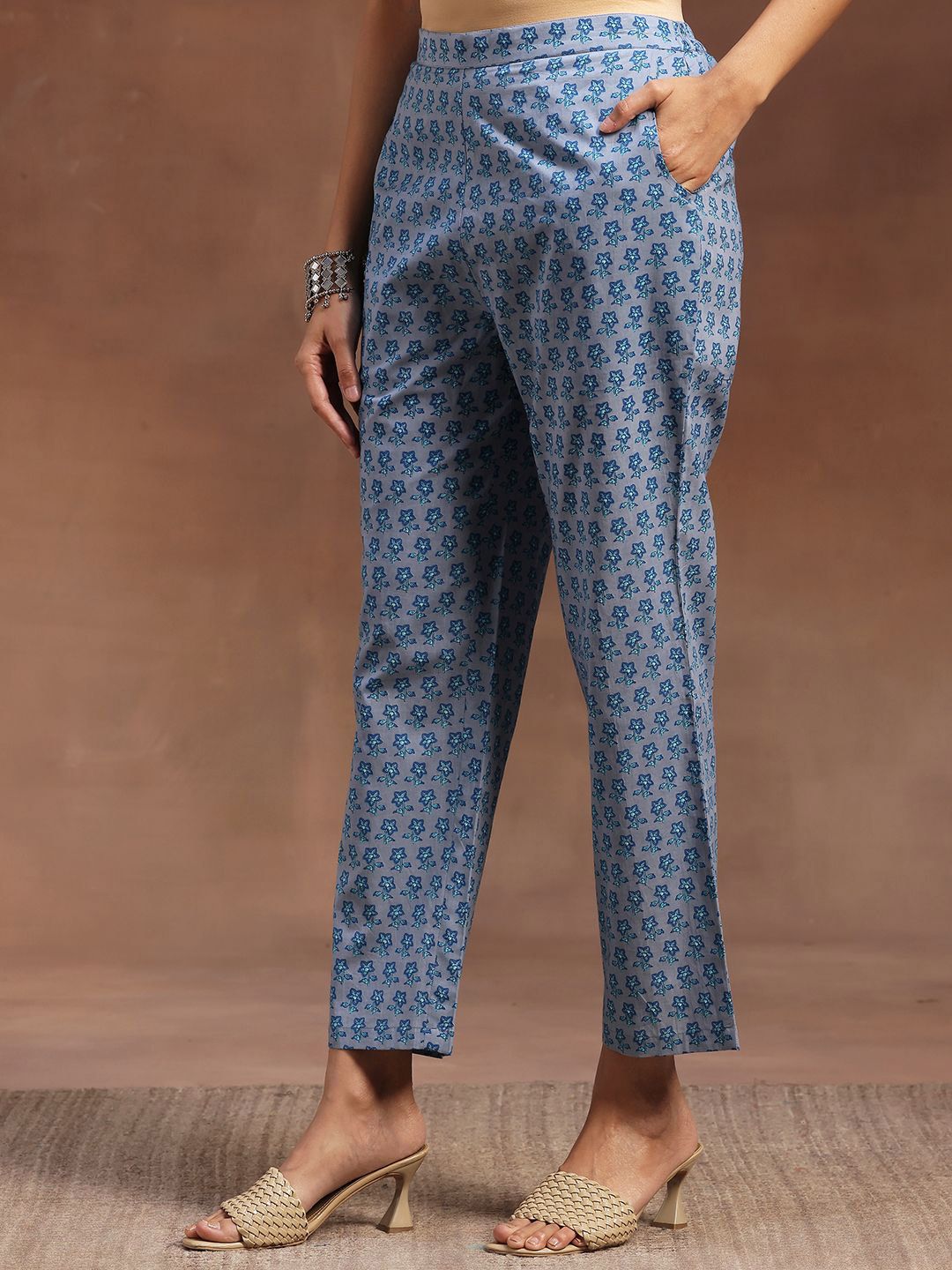 Libas biru & putih bercetak v-neck kurta kapas tulen dengan seluar & dupatta