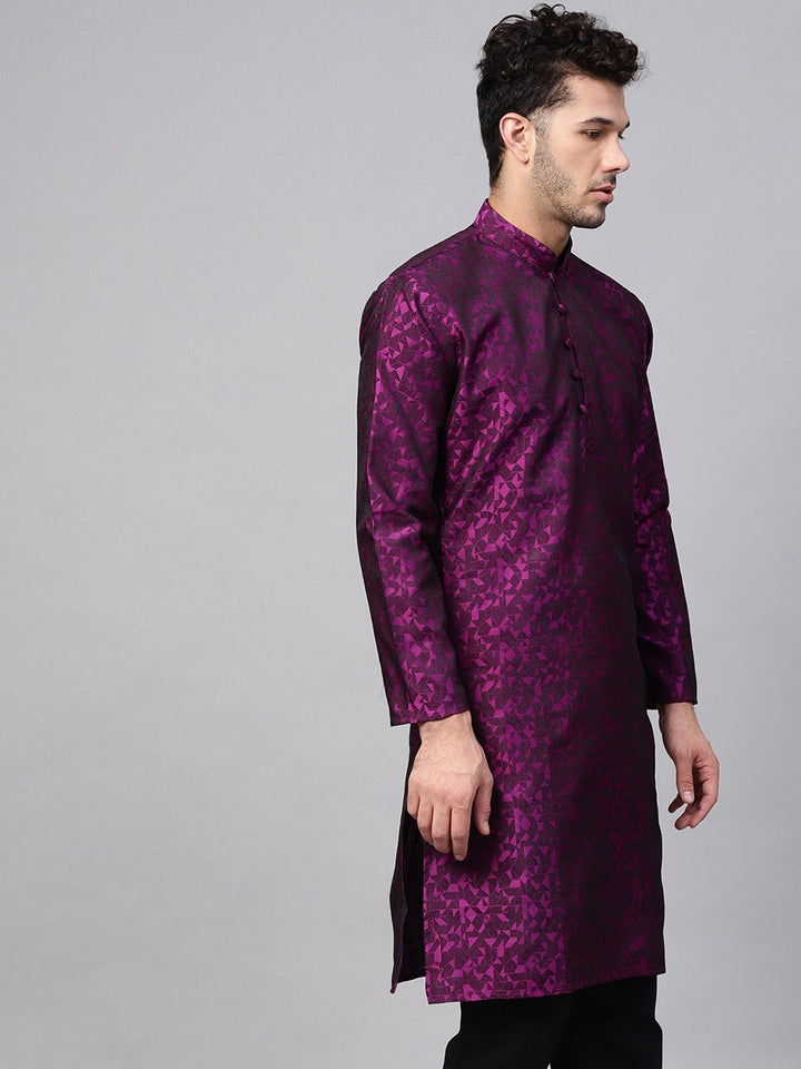 SOJANYA Men Burgundy Woven Design Straight Kurta  Burgundy Woven Design Straight Kurta, mempunyai kolar mandarin, lengan panjang, straight labuh, dan belahan sisi Kurtas