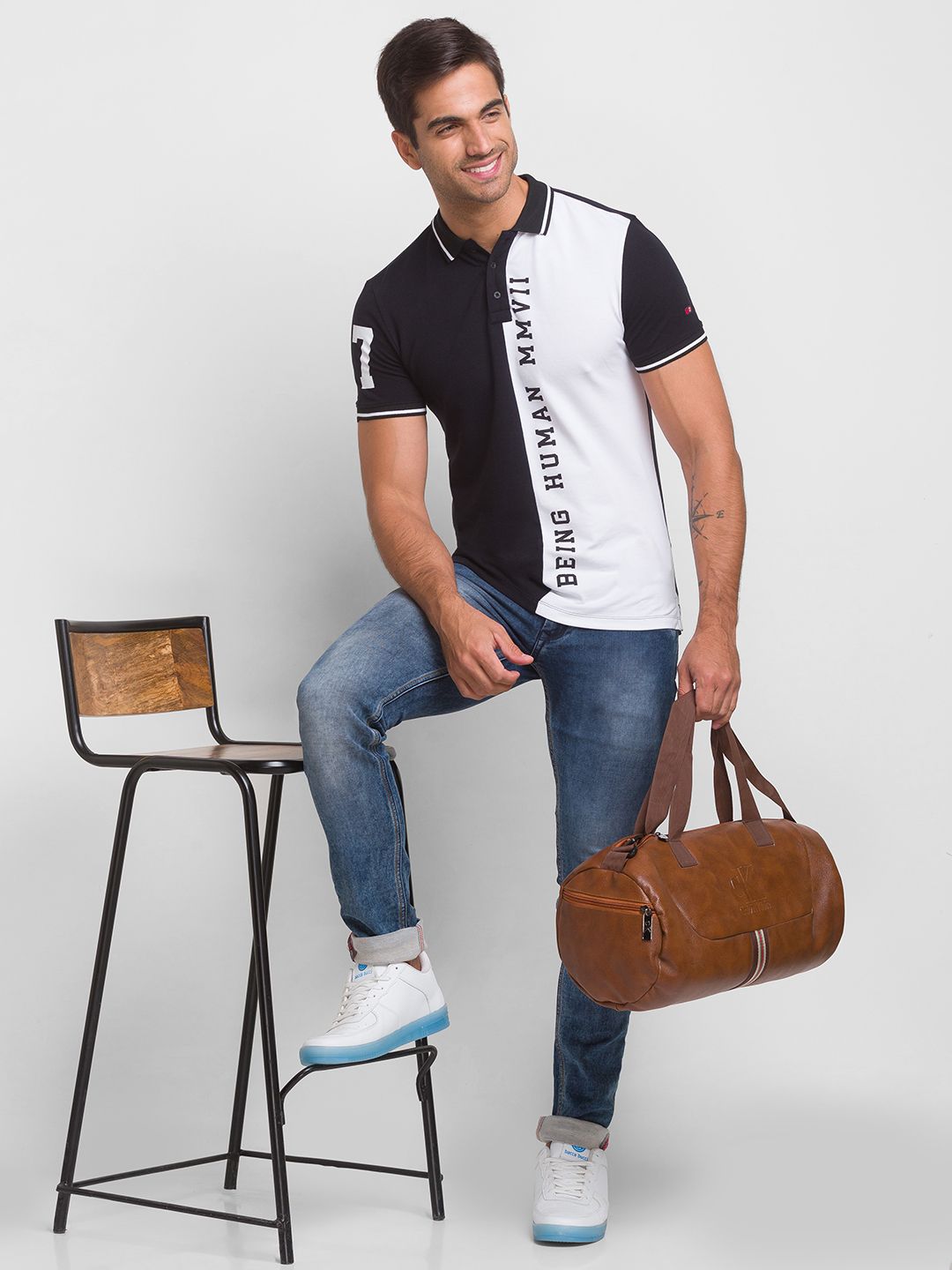 Menjadi Lelaki Manusia T-Shirt Kolar Polo Hitam & Putih