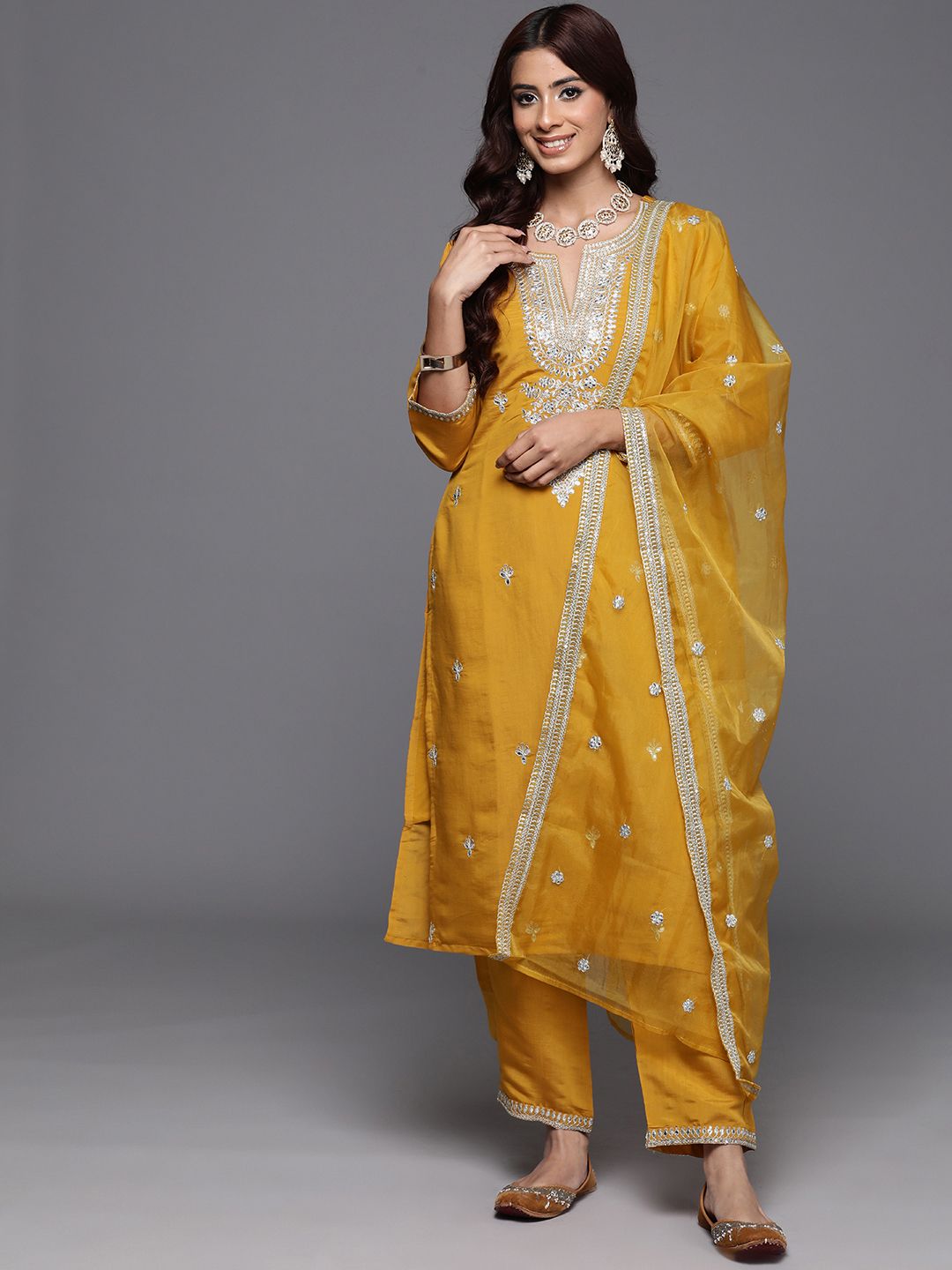 Indo era bunga bersulam berkurung kurta dengan seluar & dupatta