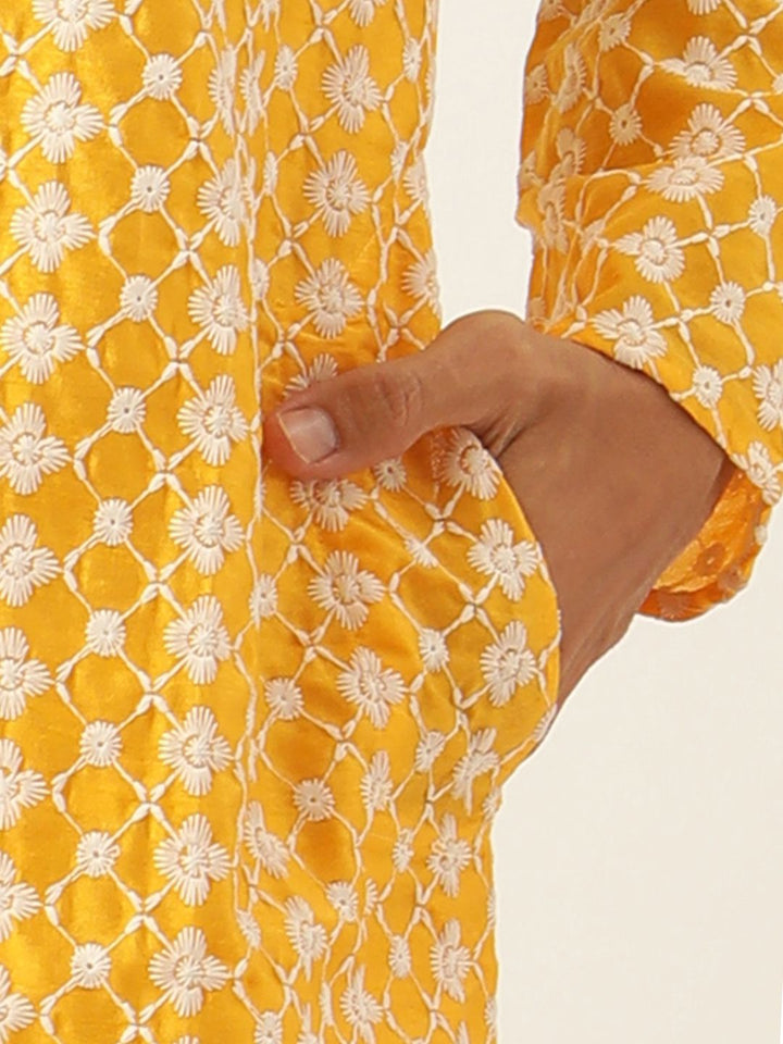 SOJANYA Kurta Sulam Lelaki Kuning & Putih dengan Piyama & Jaket Nehru