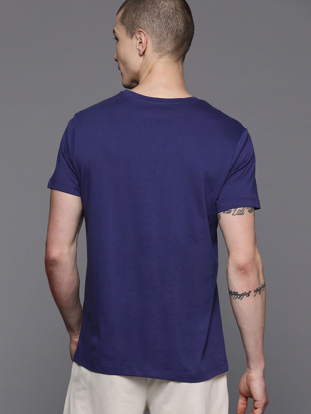 HRX oleh Hrithik Roshan Men Typography T-Shirt dicetak