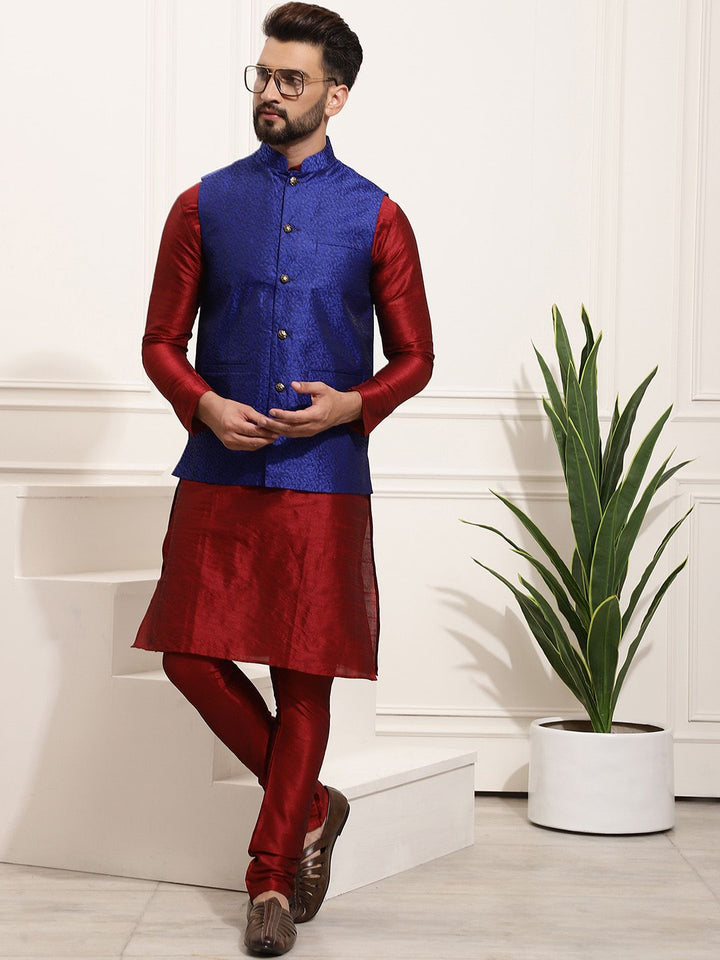 SOJANYA Men Maroon Kurta dengan Jaket Churidar & Nehru