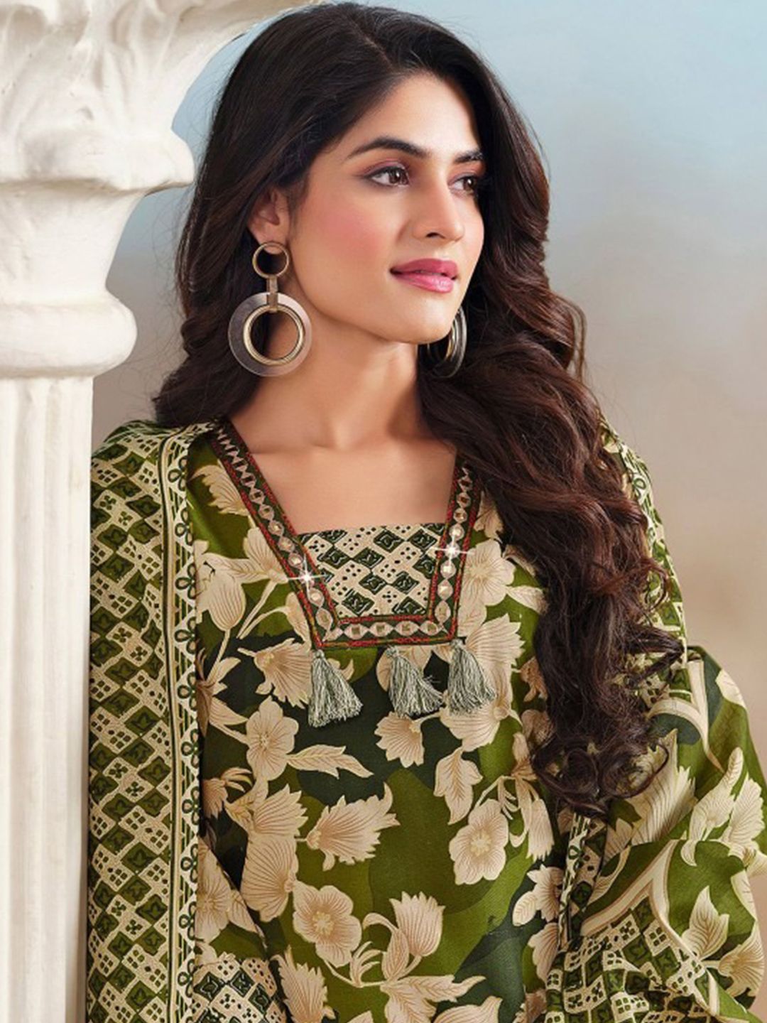 Varanga Women Floral Printed Regular Kurta with Trousers & With Dupatta