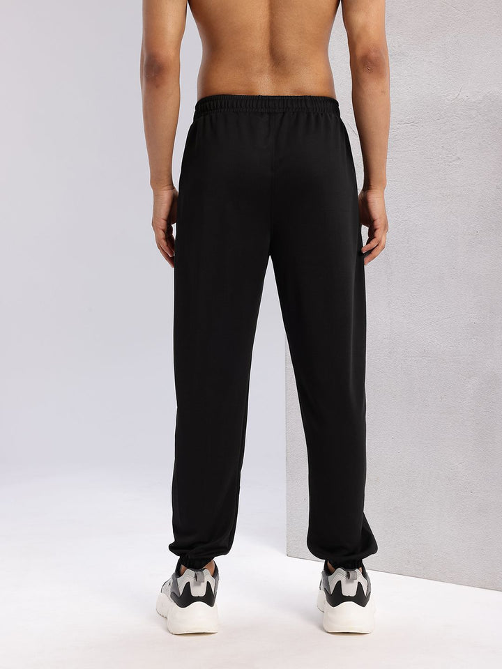 HRX oleh Hrithik Roshan Men Brand Logo Cetak Perincian Mid-Rise Rapid-Dry Joggers