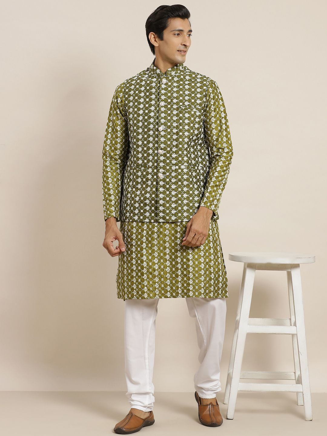 SOJANYA Men Green Floral Embroidered Thread Work Kurta Set & Jacket