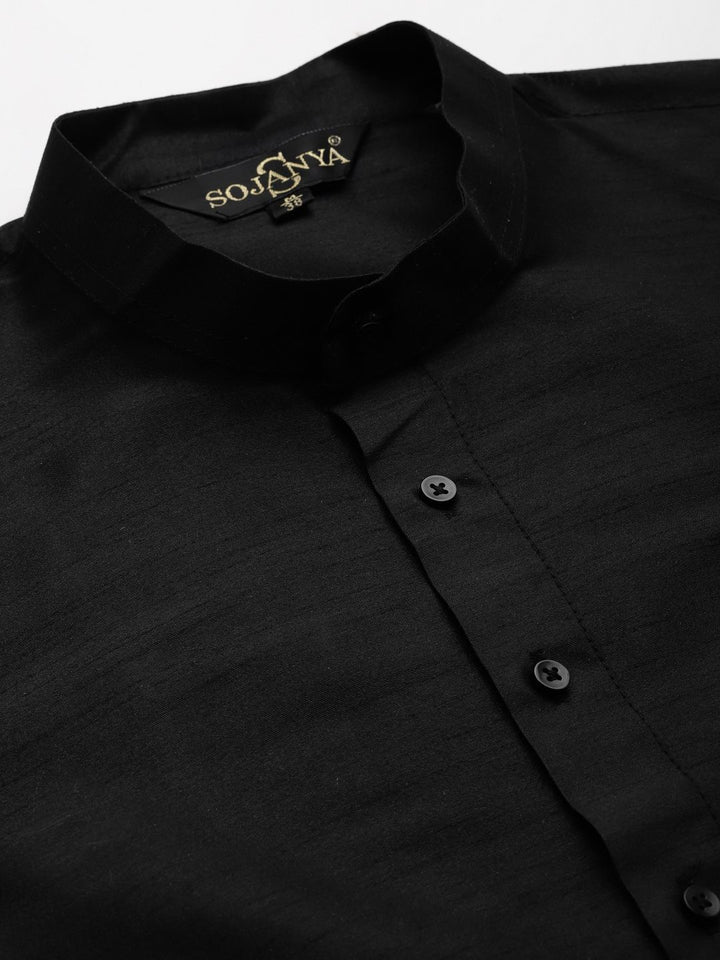 SOJANYA Men Black & Green Thread Work Kurta with Churidar