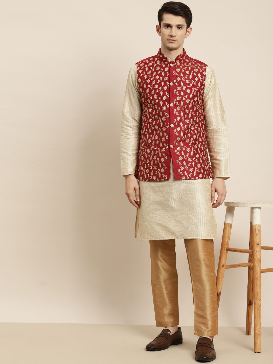 SOJANYA Kurta Berwarna Krim & Merah Lelaki dengan Jaket Churidar & Nehru