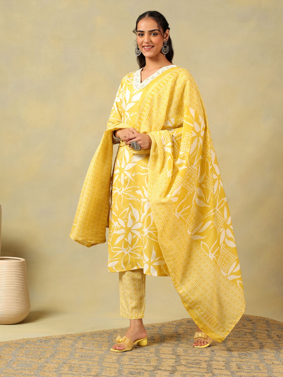 Mamicha Women Floral Printed Regular Thread Work Pure Cotton Kurta with Trousers & With Dupatta