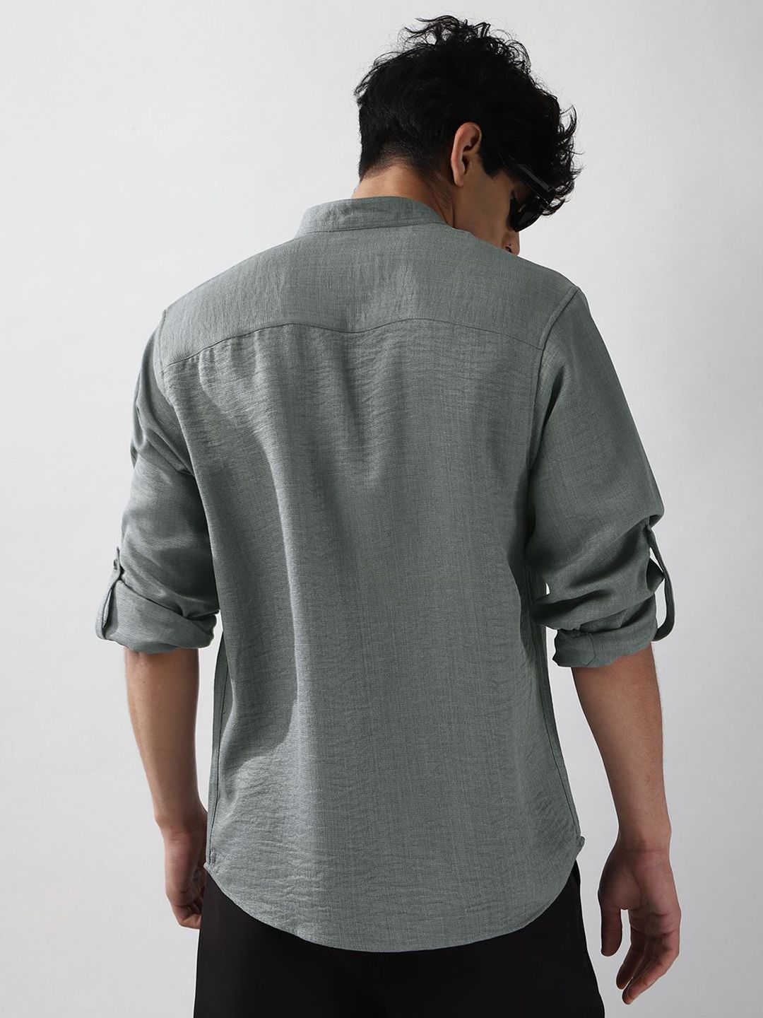 Urbano Fashion Men Metallic Blue Solid Linen Full Sleeve Relaxed Fit Mandarin Collar Casual Shirt