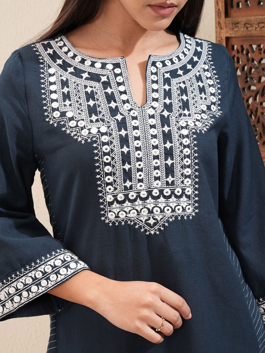 Vishudh Floral Embroidered Thread Work Straight Kurta