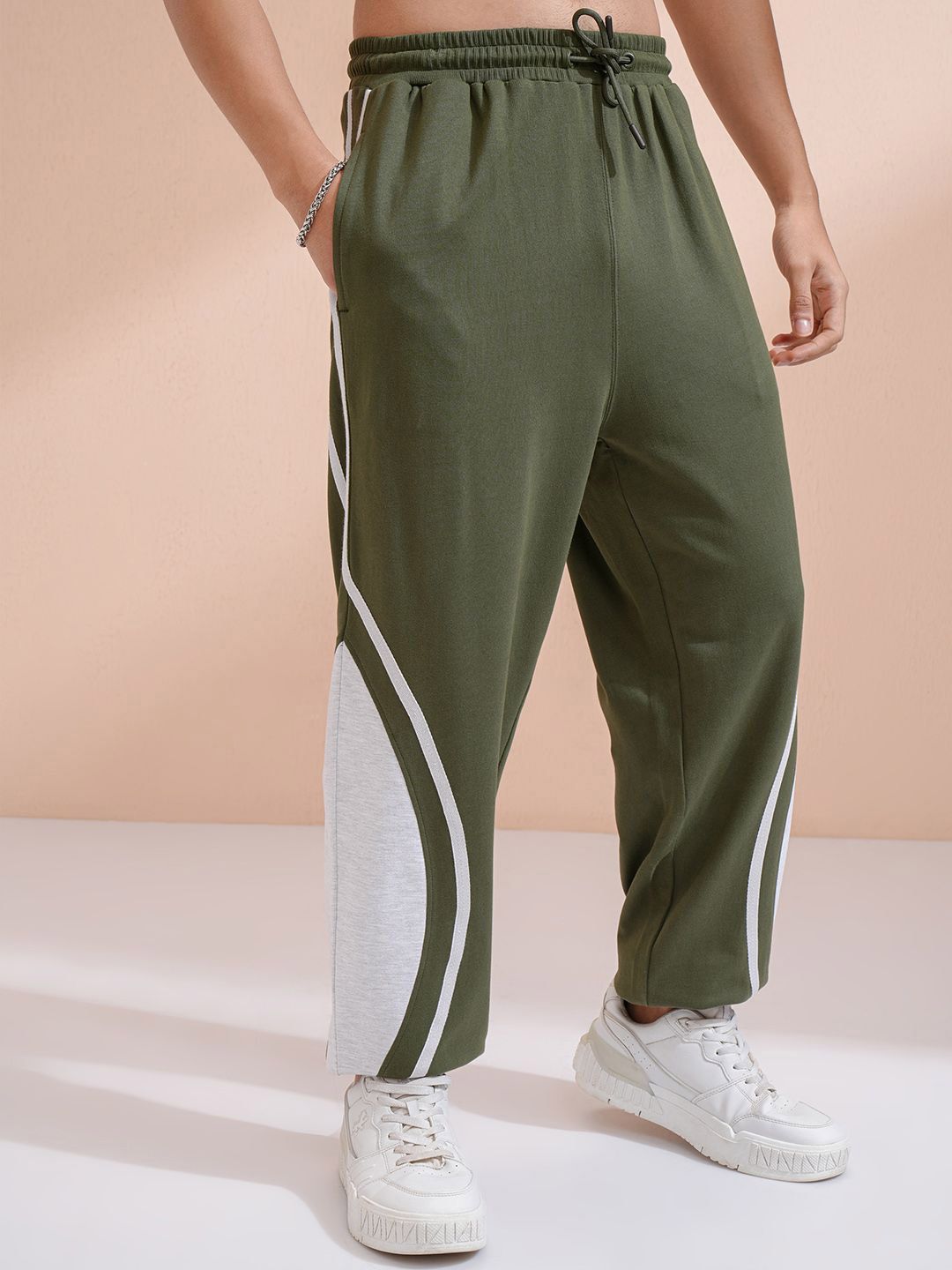 HIGHLANDER Men Colourblocked Printed Straight Fit Joggers Trousers