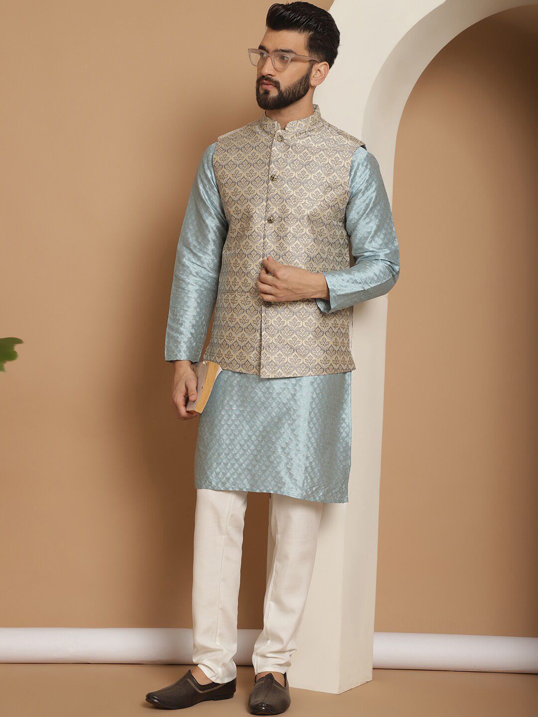 Kurta Sutera Jacquard Bersulam Anouk Dengan Jaket Churidar & Nehru