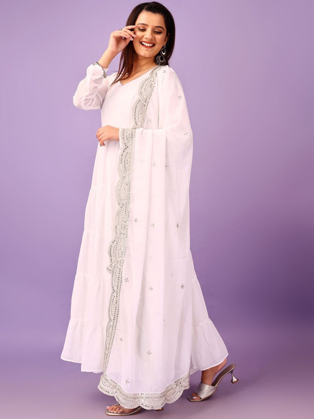 Kalini Round Neck bertingkat Gotta Patti Anarakli Kurta dengan Seluar & Dupatta