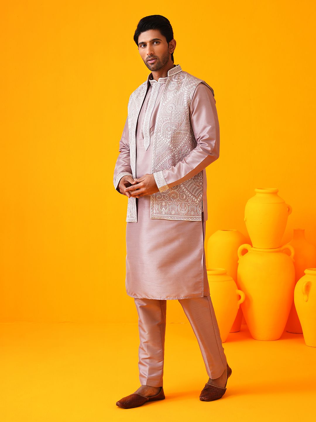 SOJANYA LUXE Motif Etnik Bersulam Kolar Mandarin Kurta Lurus & Seluar & Jaket