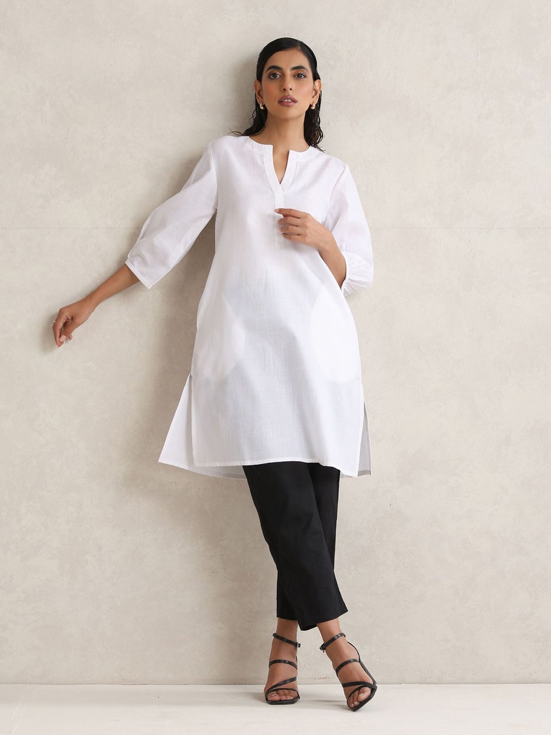 trueBrowns Notch Neck Puffed Sleeves Straight Kurta