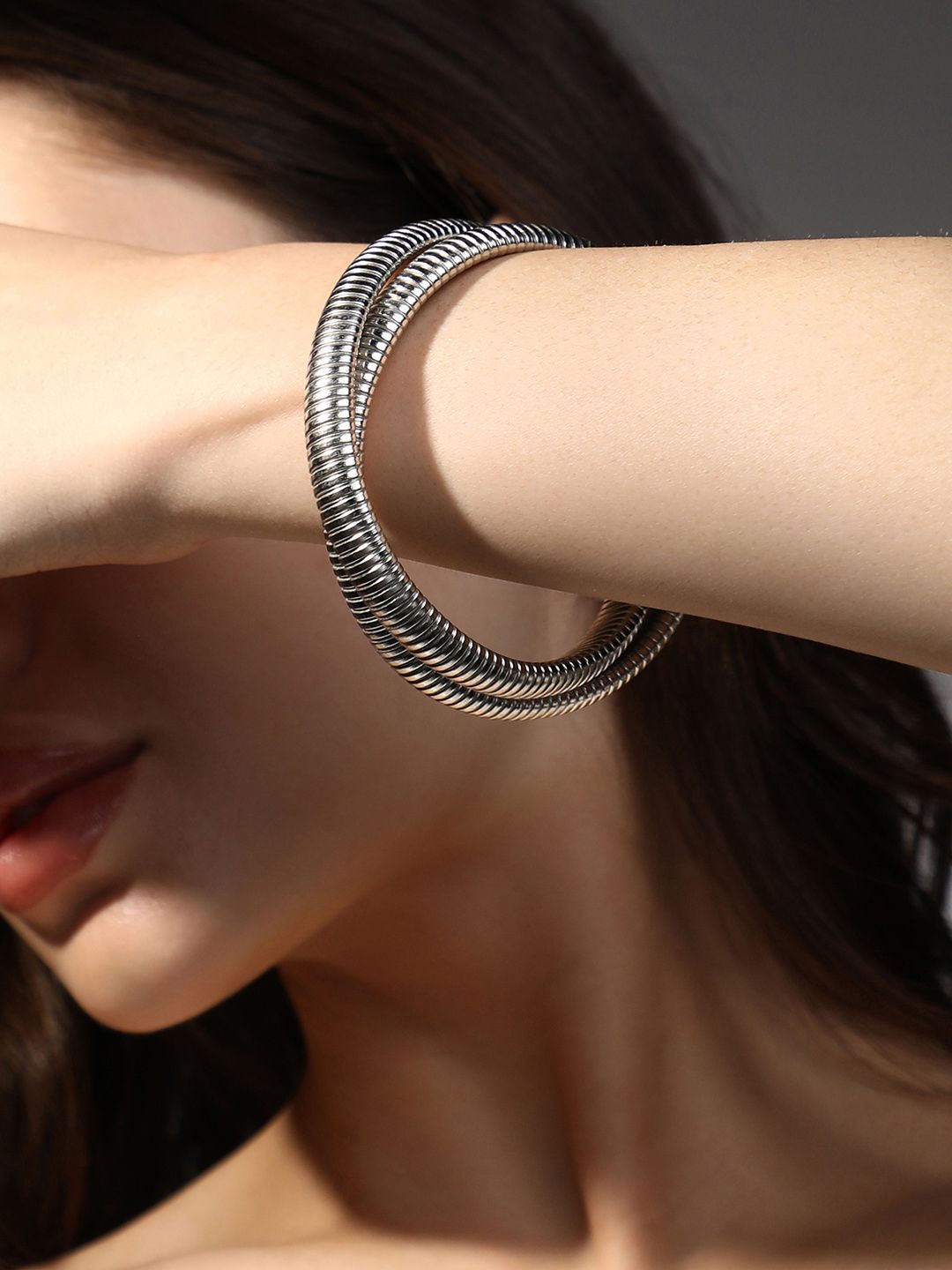 Gelang gaya bergaya bergelombang ribbed-gulung wanita perak
