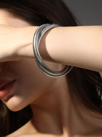 Gelang gaya bergaya bergelombang ribbed-gulung wanita perak