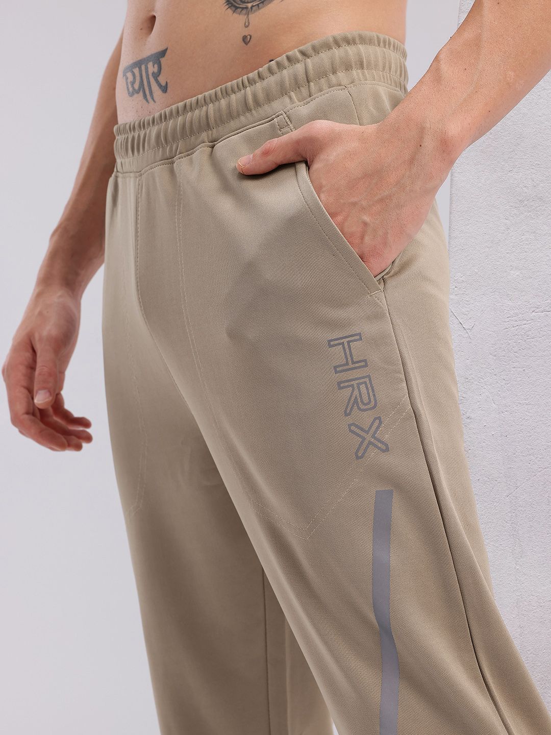 HRX oleh Hrithik Roshan Men Butiran Reflektif Rapid-Dry Running Seluar Lintasan