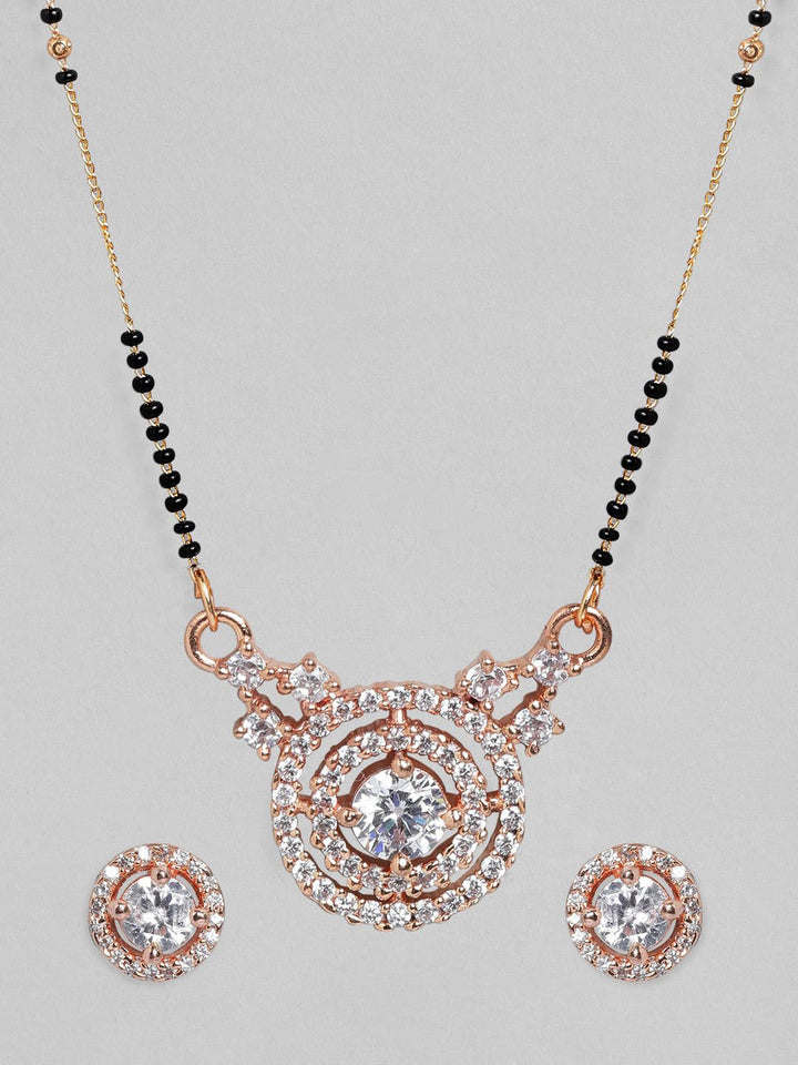 Rubans 18k Rose Gold-Plated Zirconia Zirconia Studded Mangalsutra Set dengan Manik Hitam