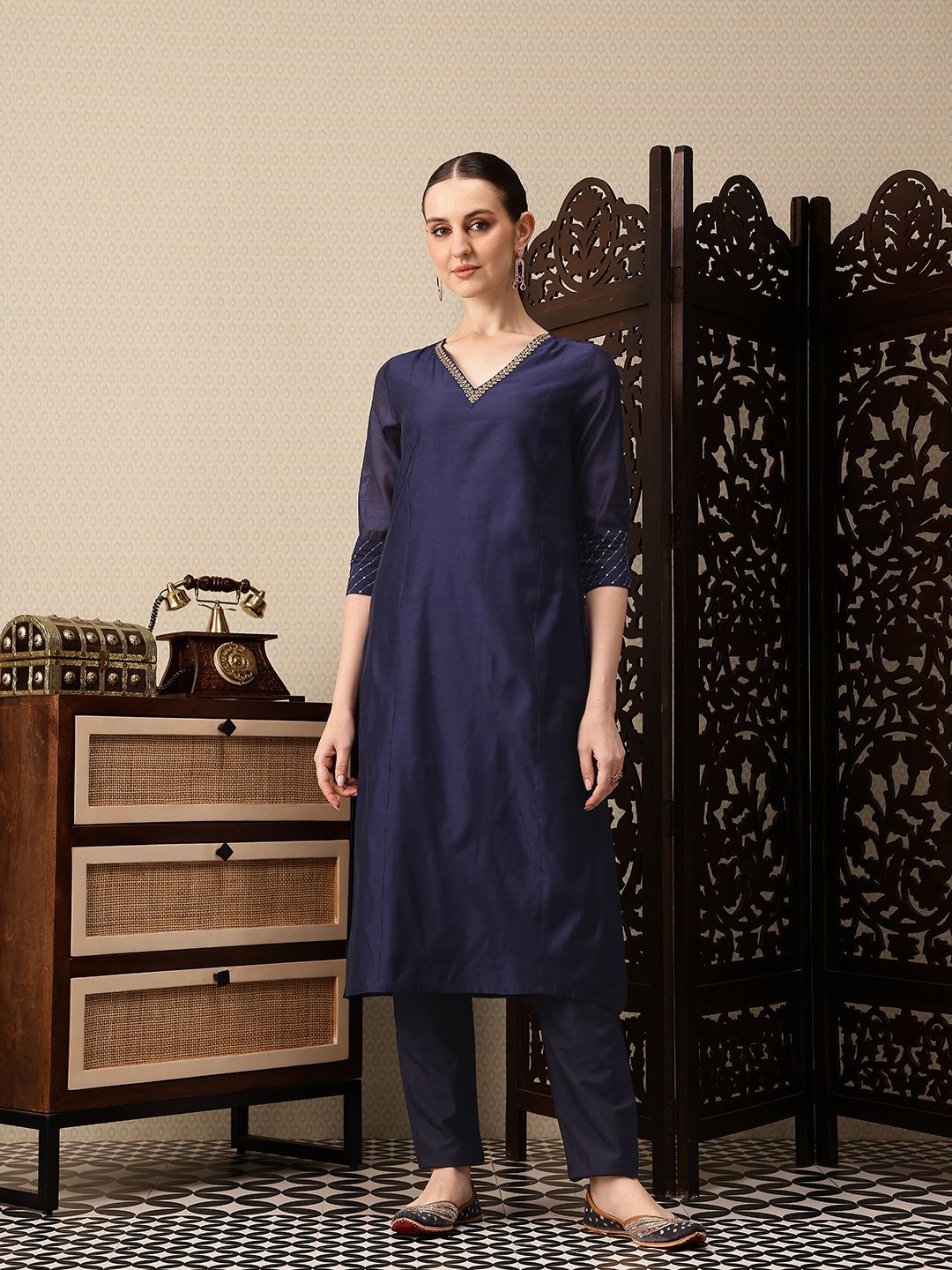 House of Pataudi V-Neck Thread Work Jashn Kurta