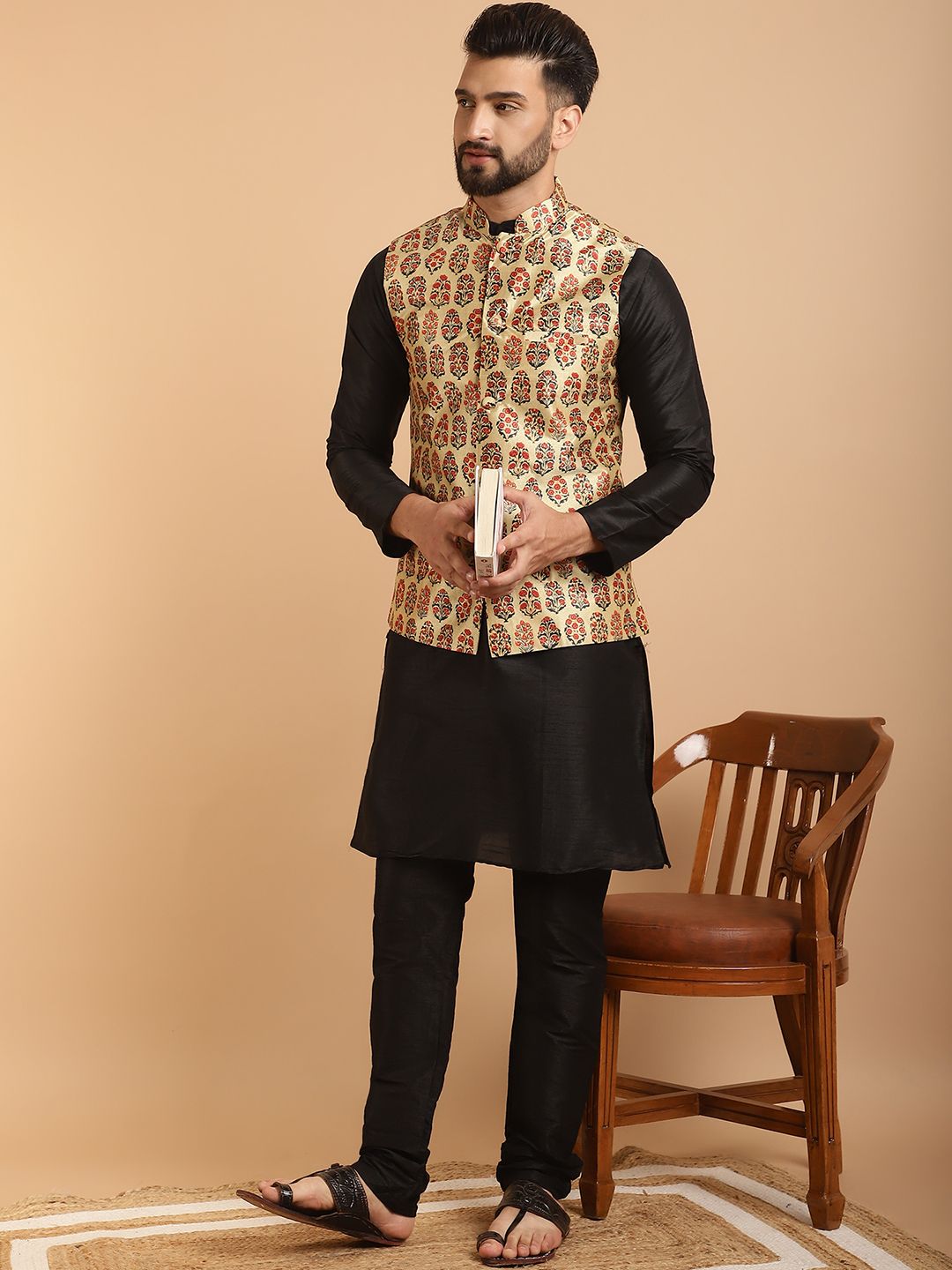 SOJANYA Kurta Lelaki Hitam & Beige dengan Jaket Nehru Churidar & Bercetak