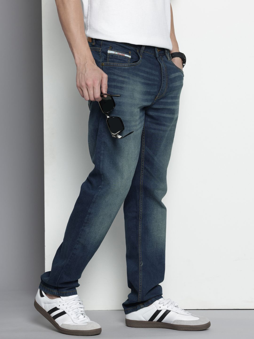 The Indian Garage Co. Men Straight Fit Heavy Fade Stretchable Jeans