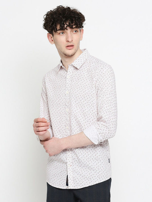 Menjadi kemeja kasual bercetak mikro yang slim manusia
