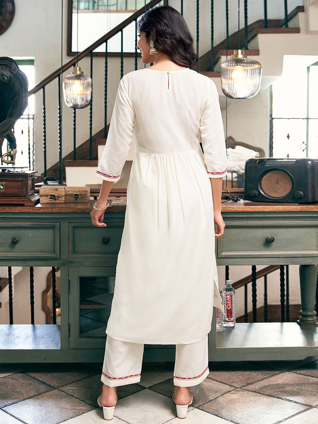 Kalini Paisley bersulam A-line kurta dengan seluar & dupatta