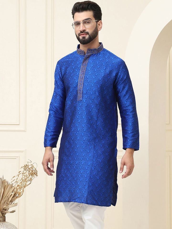 SOJANYA Paisley Woven Design Mandarin Collar Thread Work Straight Kurta