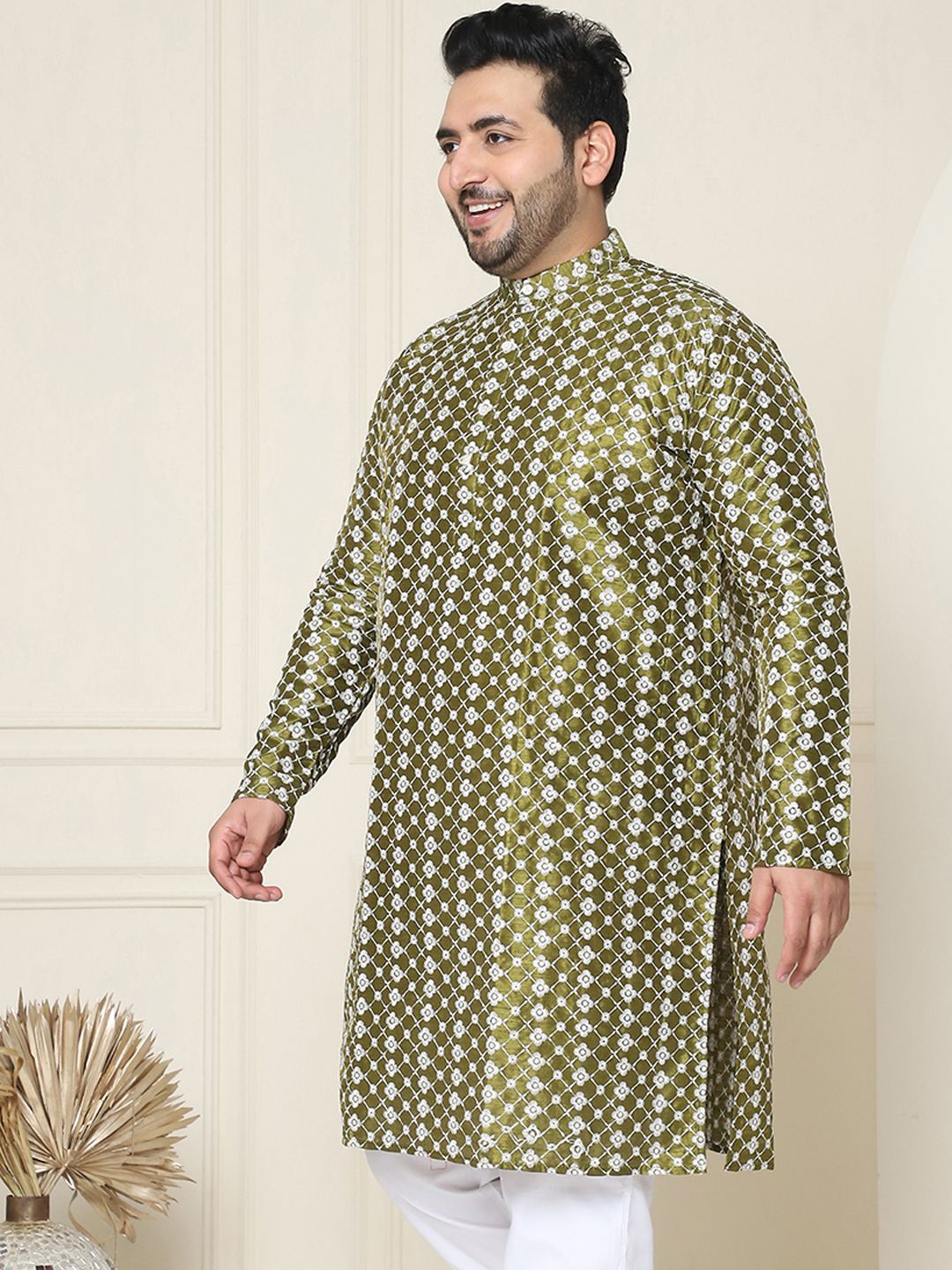 SOJANYA PLUS Men Green & White Chikankari Embroidered Kurta