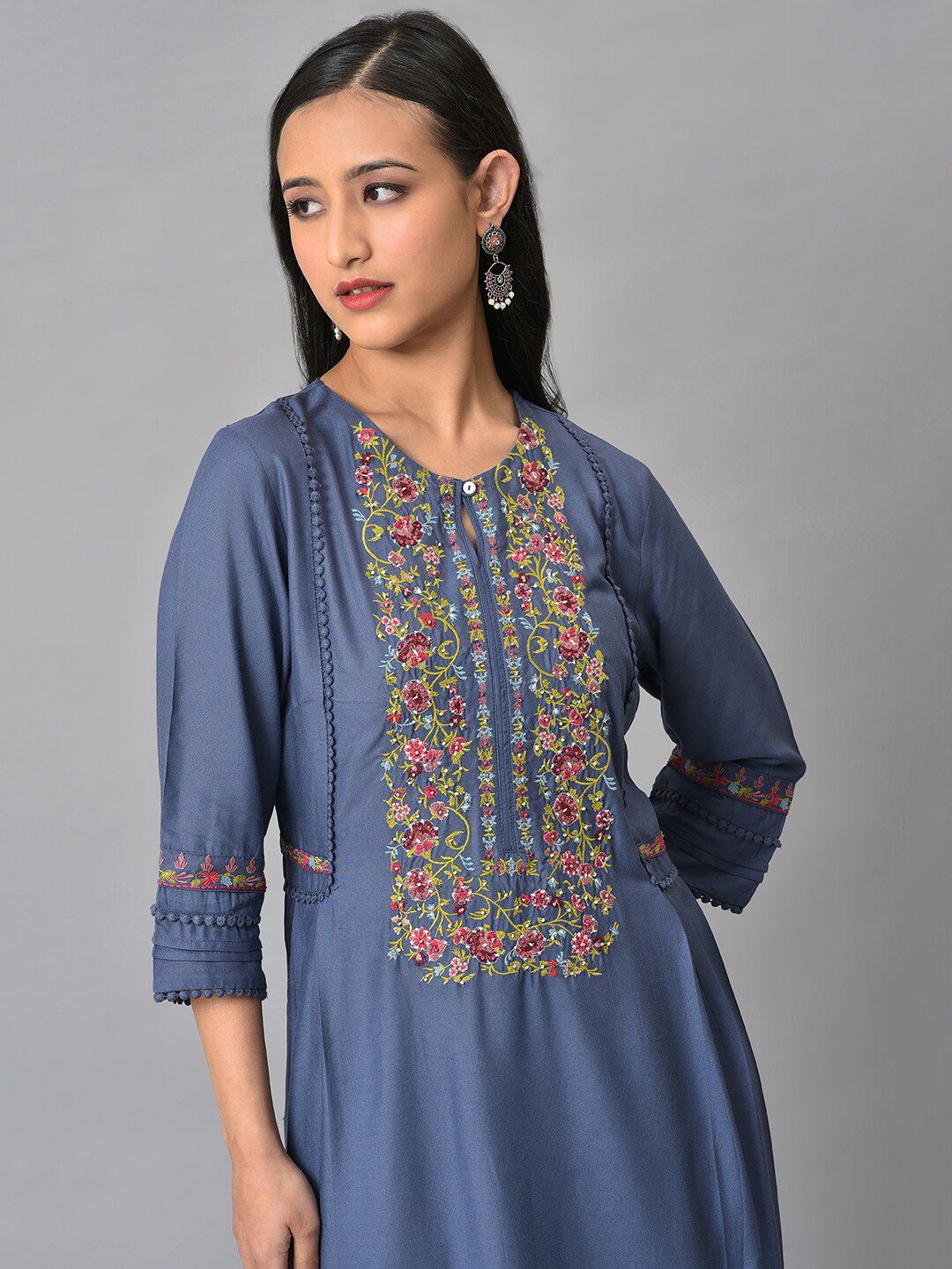 W Women Floral Yoke Design Keyhole Neck Thread Work Kurta