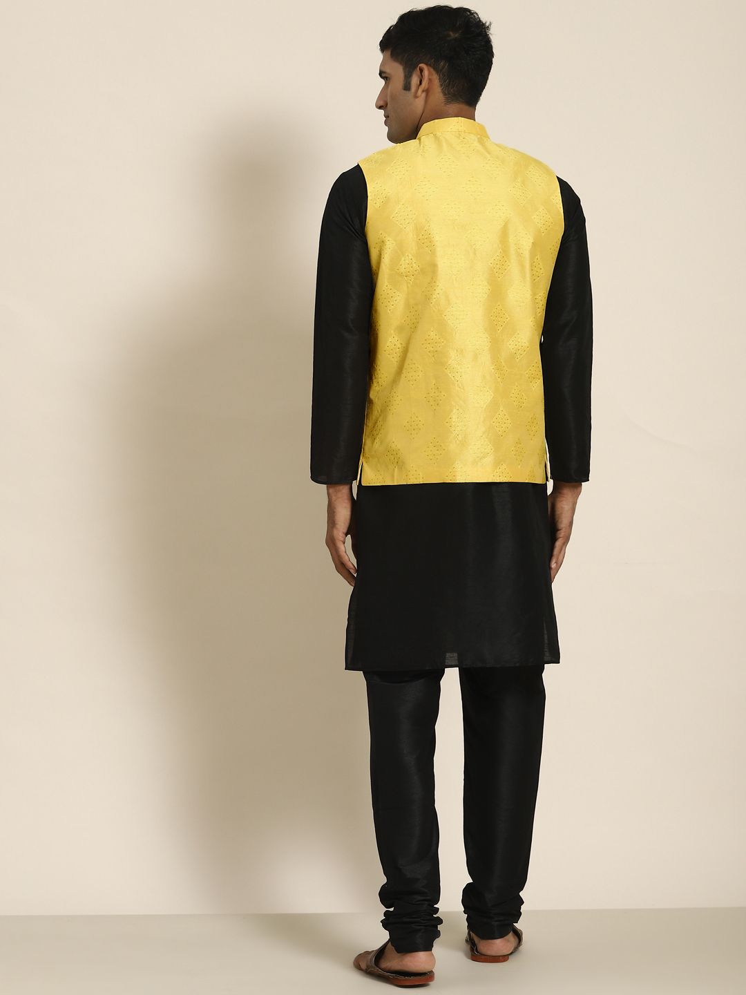 SOJANYA Men Black Kurta with Churidar