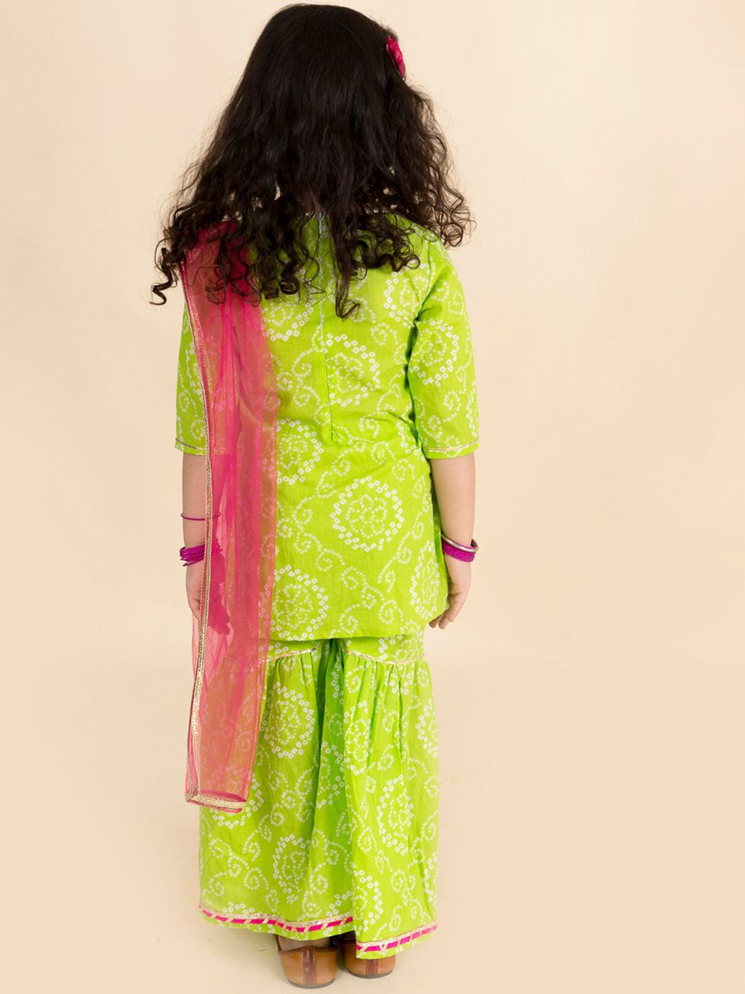 pspeaches Girls Green & Pink Bandhani Embroidered Pure Cotton Kurta With Sharara & Dupatta