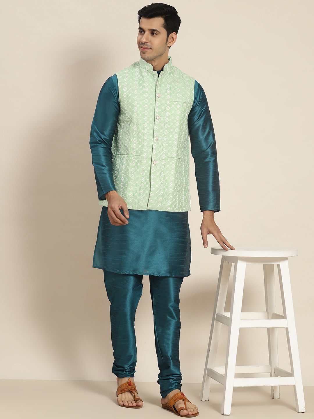 SOJANYA Kurta Rekaan Tenunan Lelaki dengan Churidar dengan Jaket Nehru