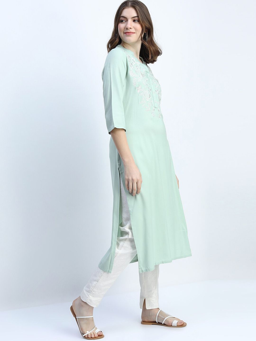 Vishudh Women Green Floral Embroidered Kurta