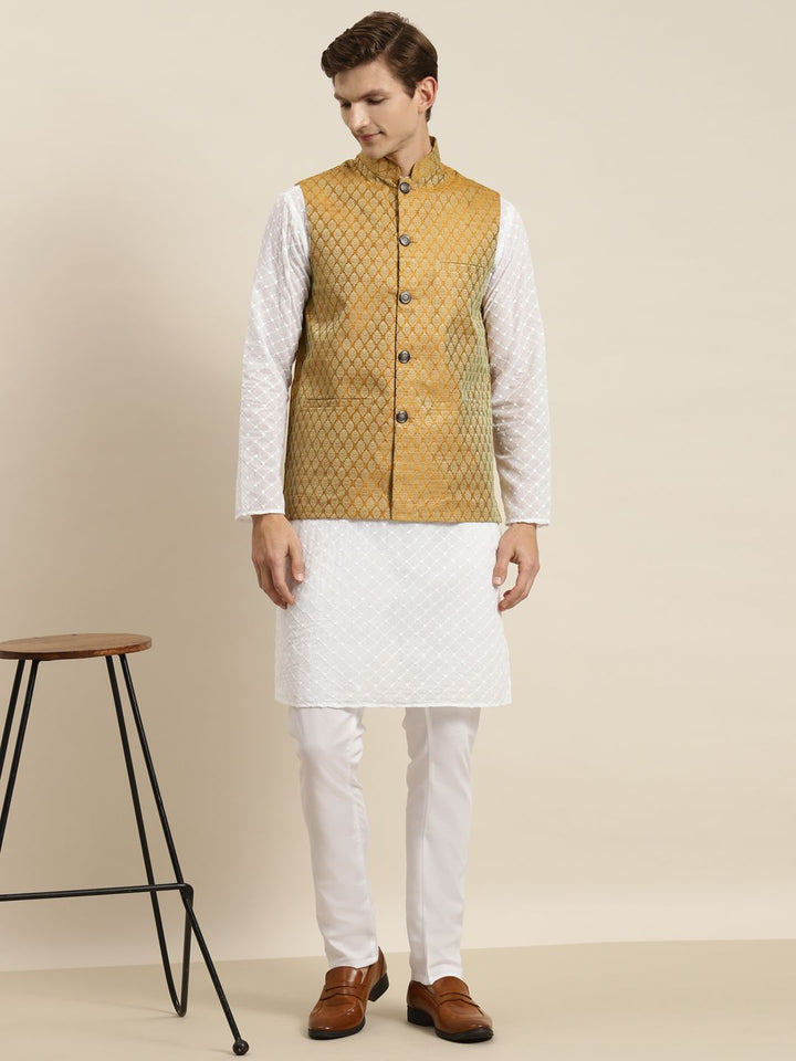 SOJANYA Lelaki White Chikankari Pure Cotton Kurta dengan Piyama & Jaket Nehru